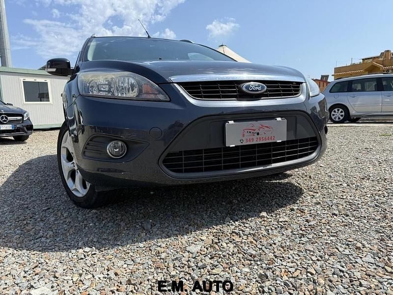 Grigio Usata 2011 Ford Focus Station wagon | 5850 € (Molto cara) - Immagine 1/4