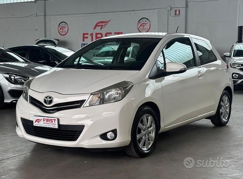 Usata Toyota Yaris Active 69 CV (50 kW) 2012 Bianco Utilitaria