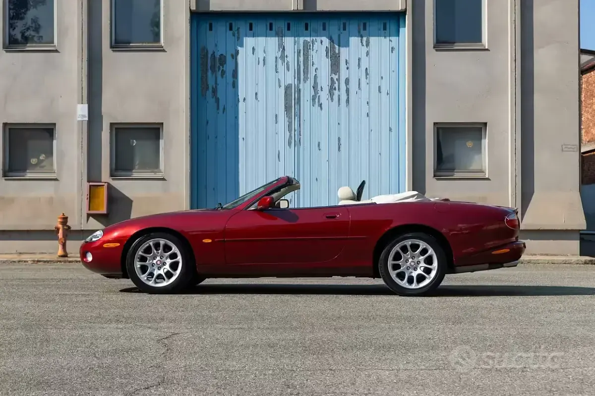 Usata Jaguar XKR 363 CV (266 kW) 2002 Rosso Cabrio