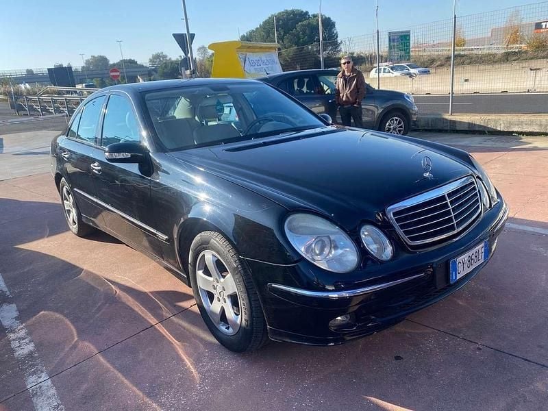 Nero Usata 2005 Mercedes E280 Avantgarde Berlina | 4990 € (Buon prezzo) - Immagine 1/4