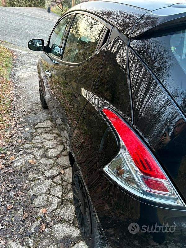 Usata Lancia Ypsilon 69 CV (50 kW) 2022 Nero Utilitaria