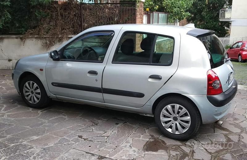 Usata Renault Clio II 75 CV (55 kW) 2001 Grigio Utilitaria