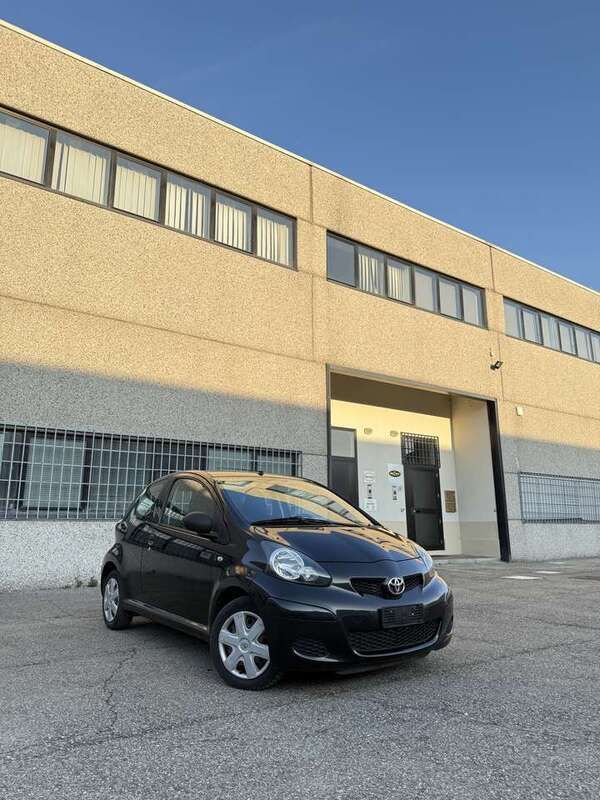 Nero Usata 2011 Toyota Aygo Due volumi | 3800 € (Buon prezzo) - Immagine 1/4
