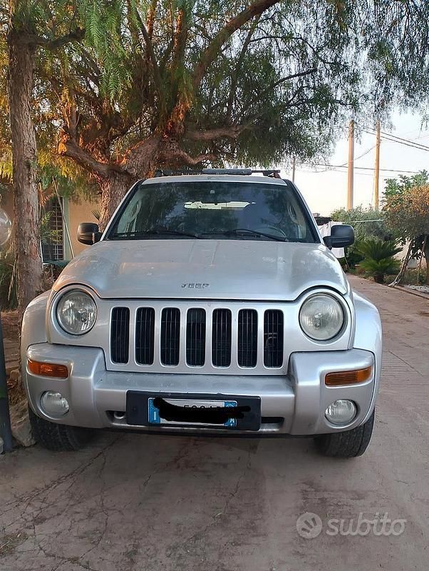 Usata Jeep Cherokee 80 CV (58 kW) 2004 Grigio SUV
