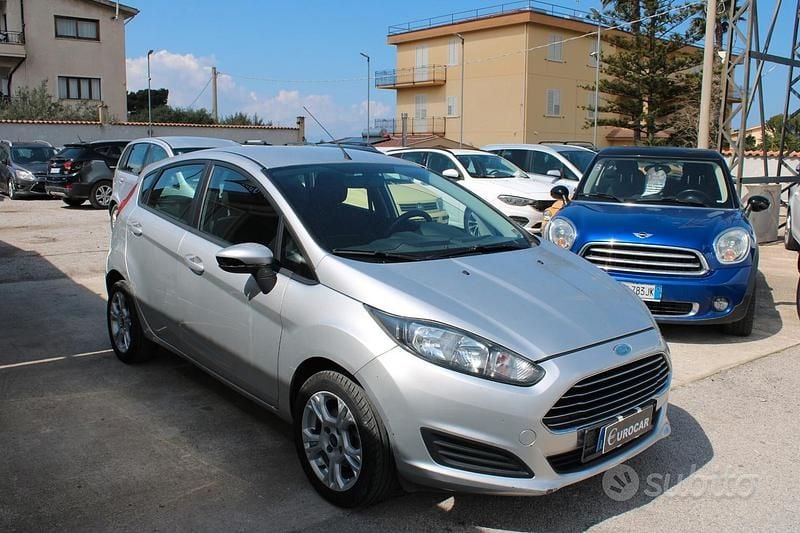 Usata Ford Fiesta 92 CV (67 kW) 2014 Grigio Utilitaria