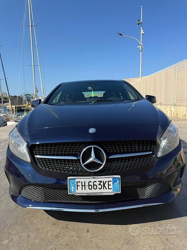 Blu Usata 2017 Mercedes A180 Tre volumi | 17.500 € (Molto cara) - Immagine 1/4