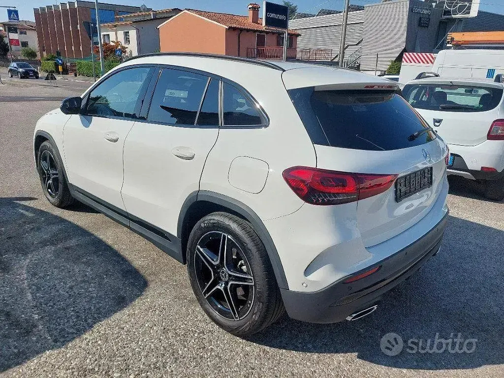 Usata Mercedes GLA200 AMG Line Premium 136 CV (100 kW) 2023 Bianco pastello SUV