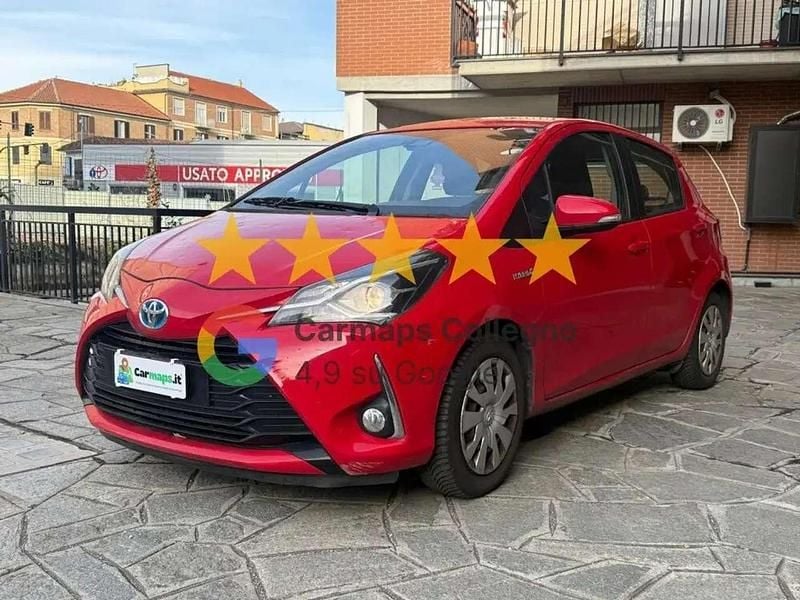 Usata Toyota Yaris Hybrid Cool 73 CV (53 kW) 2017 Rosso Berlina