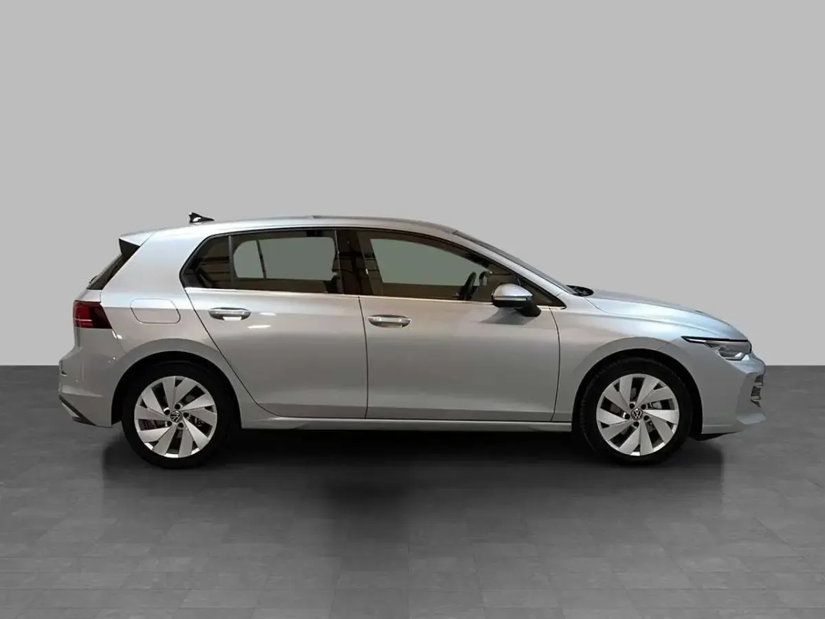 Usata VW Golf VIII Style 150 CV (110 kW) 2025 Dolomite silver metallizzato Berlina