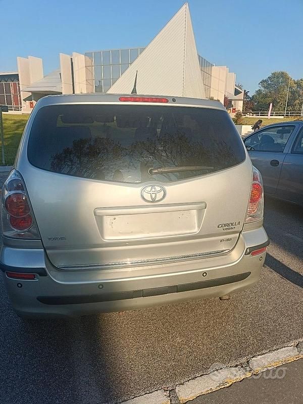 Usata Toyota Corolla Verso 177 CV (130 kW) 2006 Grigio Monovolume