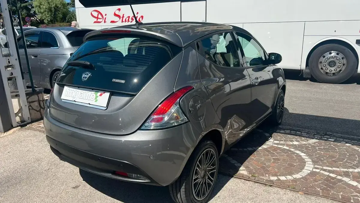 Usata Lancia Ypsilon Gold 69 CV (50 kW) 2022 Grigio Utilitaria