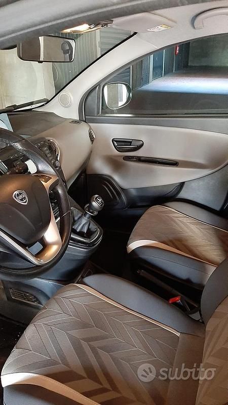 Usata Lancia Ypsilon Platinum 80 CV (58 kW) 2016 Grigio Utilitaria