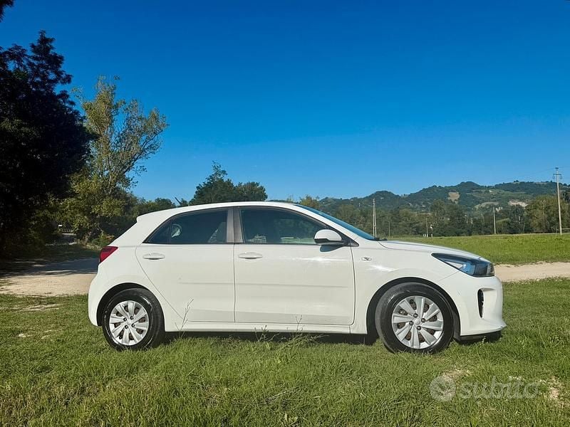 Usata Kia Rio Active 84 CV (61 kW) 2018 Bianco Berlina