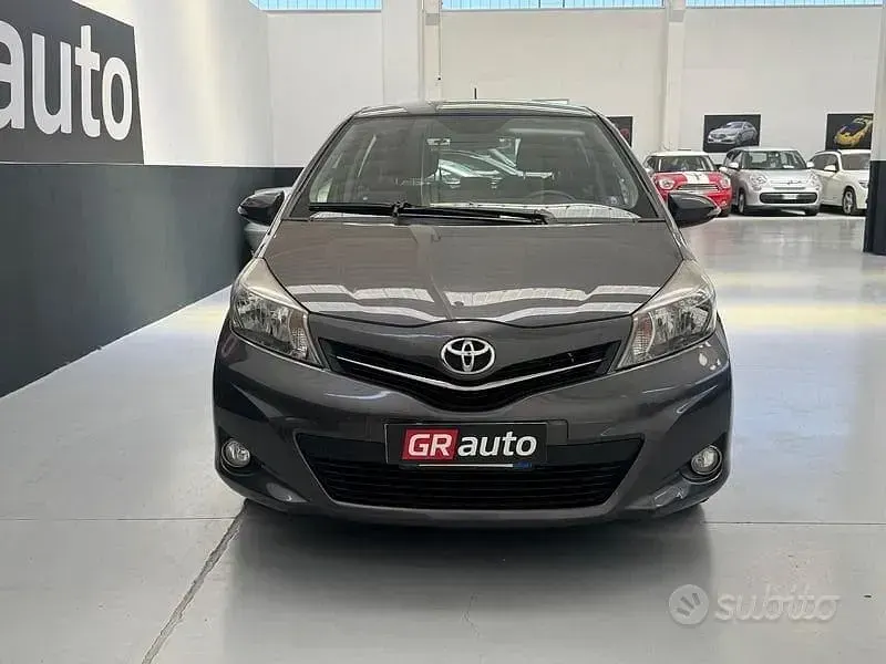 Usata Toyota Yaris Lounge 99 CV (72 kW) 2014 Grigio Utilitaria