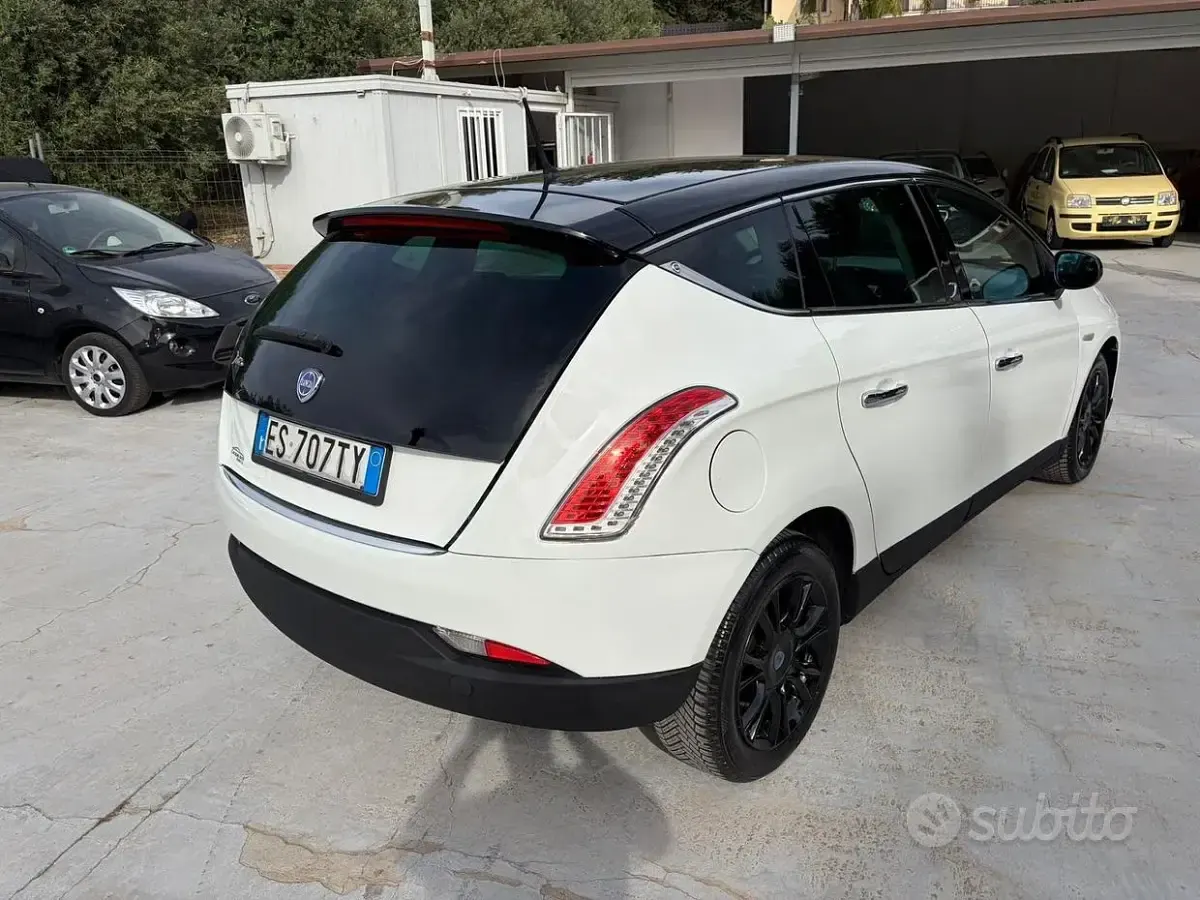 Usata Lancia Delta Gold 105 CV (77 kW) 2011 Bianco Utilitaria