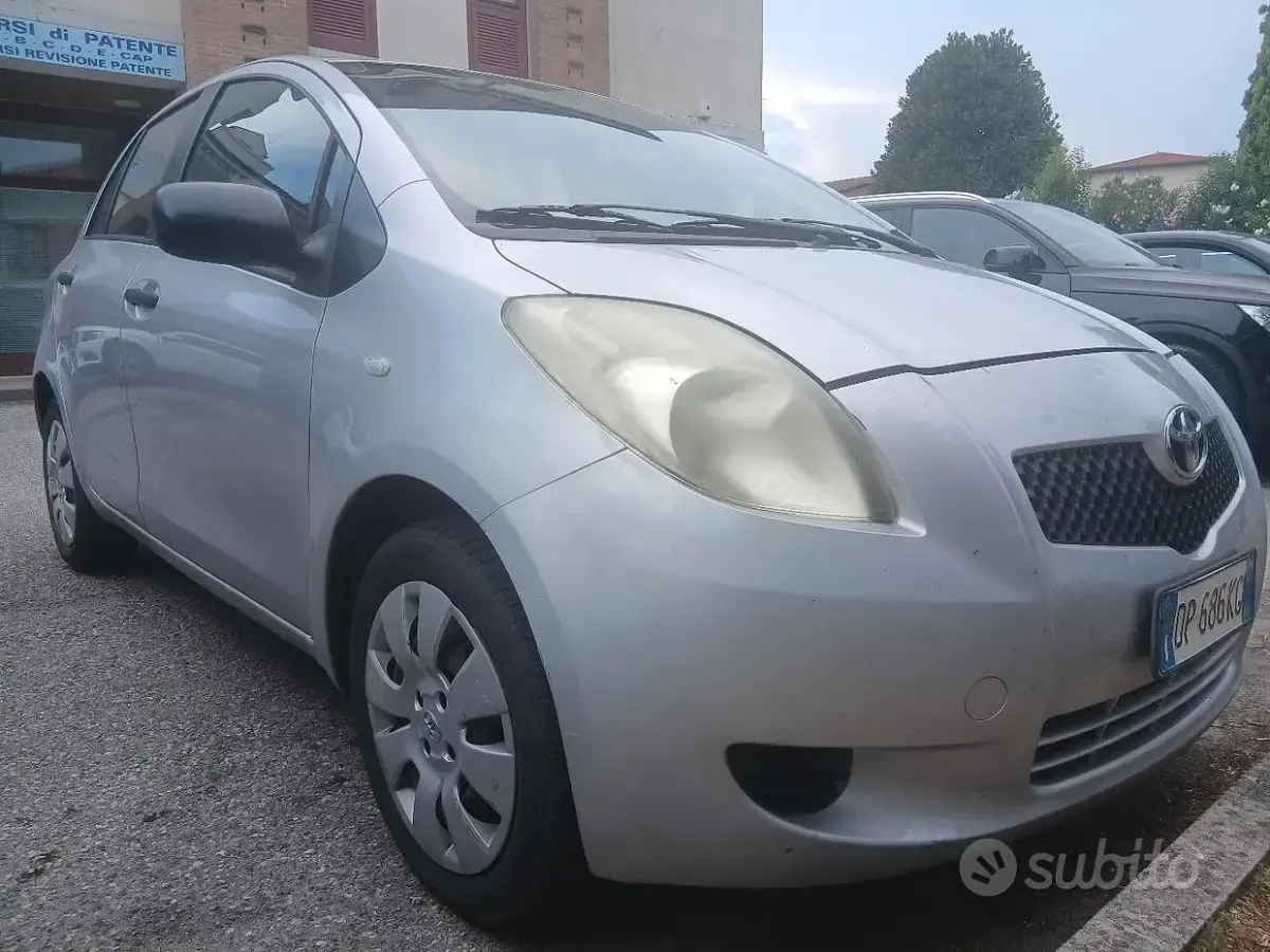Usata Toyota Yaris Sol 69 CV (50 kW) 2008 Grigio Utilitaria
