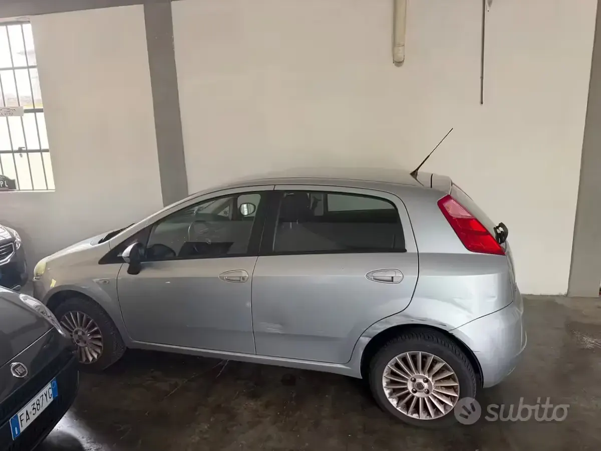 Usata Fiat Grande Punto Active 77 CV (56 kW) 2009 Bluazzurro Utilitaria