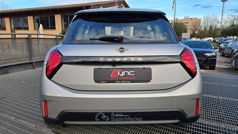 Usata Mini Cooper SE Essential 114 kW (156 CV) 2024 Gray Utilitaria