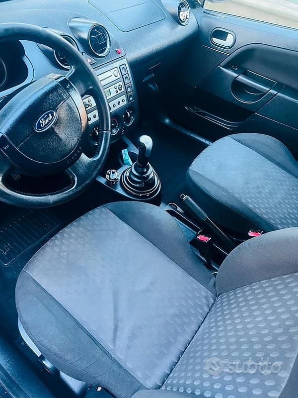 Usata Ford Fiesta 68 CV (50 kW) 2004 Nero Utilitaria
