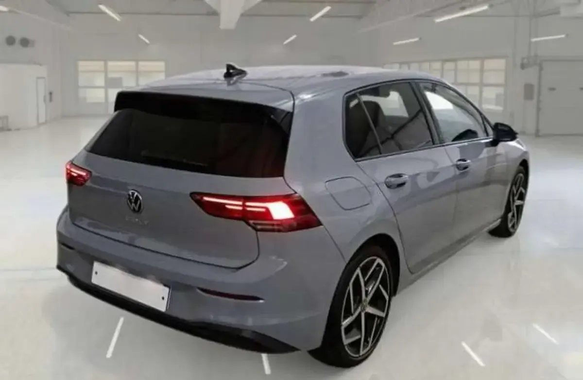 Usata VW Golf VIII Style 150 CV (110 kW) 2023 Mondsteingrau Berlina
