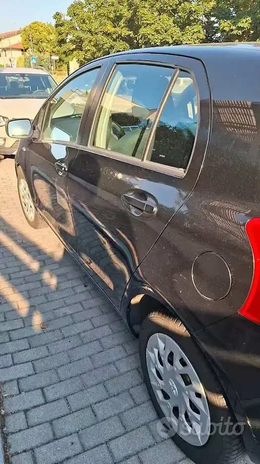 Usata Toyota Yaris Sol 65 CV (47 kW) 2008 Nero Utilitaria
