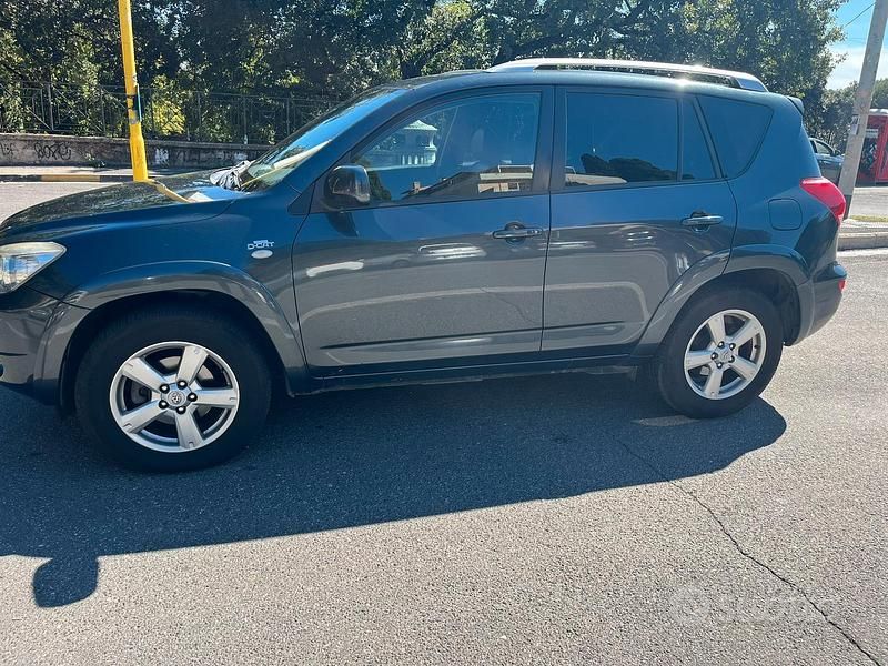 Grigio Usata 2008 Toyota RAV4 SUV | 7000 € (Buon prezzo) - Immagine 1/4