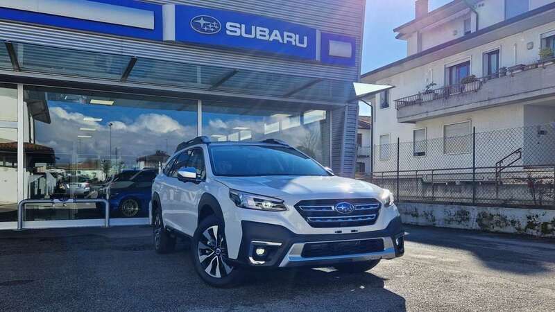 Bianco Nuova 2025 Subaru Outback Premium SUV | 49.900 € (Cara) - Immagine 1/4