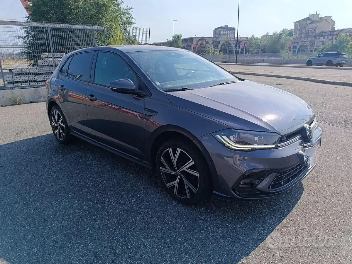 Usata VW Polo R-line 95 CV (69 kW) 2023 Grigio Utilitaria