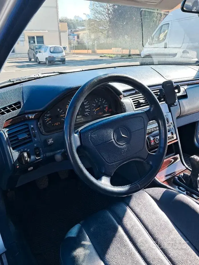 Usata Mercedes E200 Elegance 136 CV (100 kW) 1997 Grigio Berlina