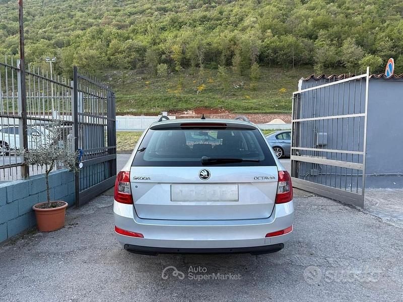 Käytetty Skoda Octavia Executive 105 HP (77 kW) 2014 Harmaa Viistoperä