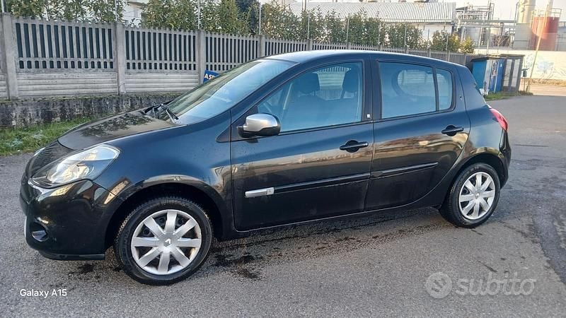 Nero Usata 2010 Renault Clio II Dynamique Tre volumi | 2300 € (Super prezzo) - Immagine 1/4