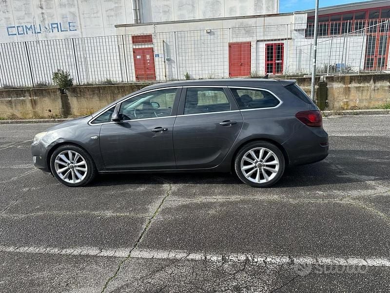 Usata Opel Astra Cosmo 110 CV (80 kW) 2011 Grigio Station wagon