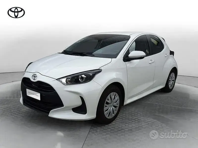 Usata Toyota Yaris Hybrid Active 116 CV (85 kW) 2025 Bianco Berlina
