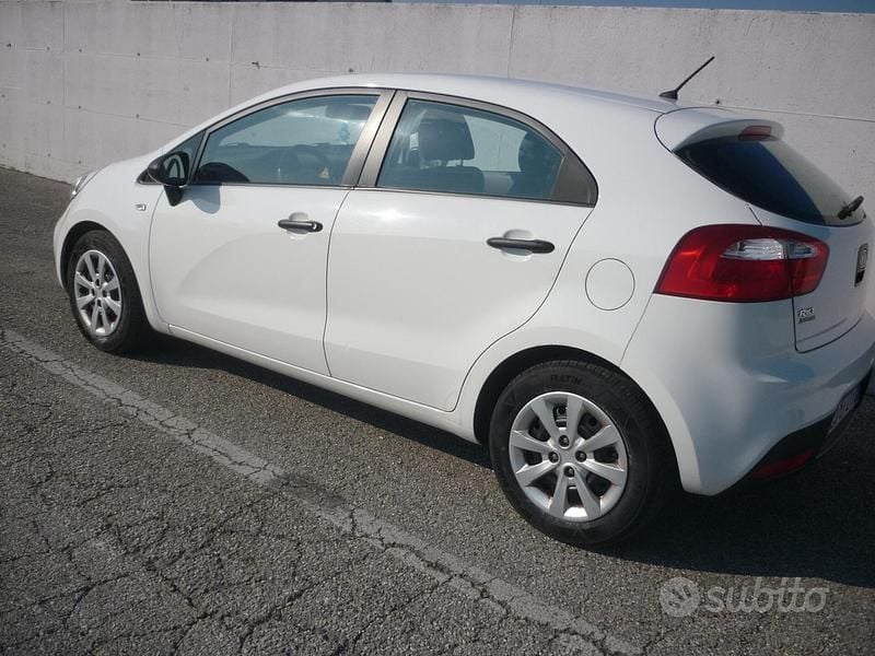 Usata Kia Rio EX 86 CV (63 kW) 2011 Bianco Berlina