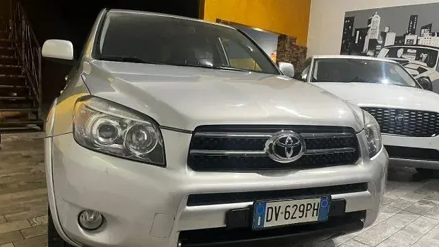 Usado Toyota RAV4 Luxury 177 CV (130 kW) 2009 Plateado SUV