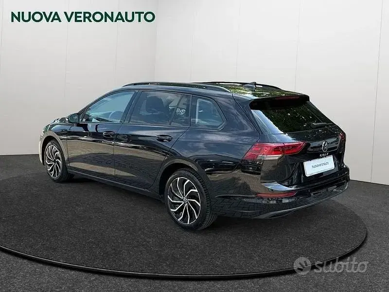 Usata VW Golf VIII Life 116 CV (85 kW) 2022 Nero Station wagon