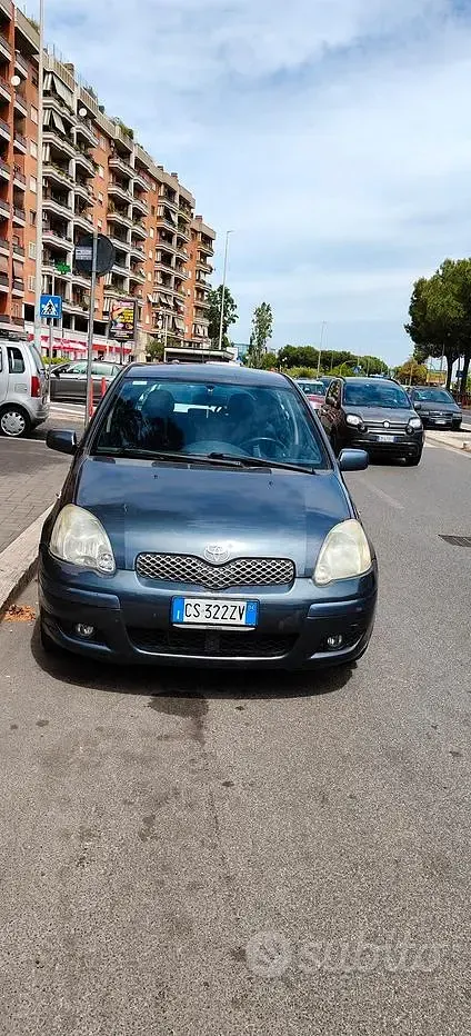 Usata Toyota Yaris 65 CV (47 kW) 2004 Grigio Berlina