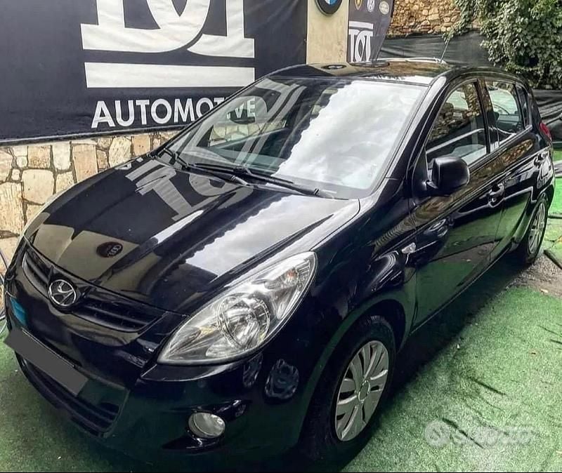 Nero Usata 2011 Hyundai i20 Classic Tre volumi | 4300 € (Buon prezzo) - Immagine 1/4