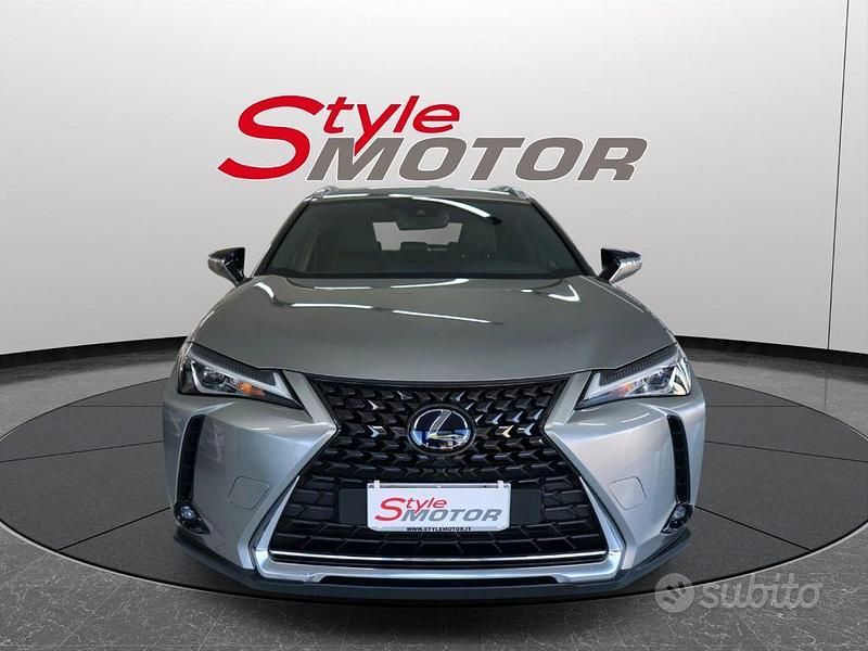 Argento Usata 2021 Lexus UX 250h Business Edition SUV | 19.999 € (Super prezzo) - Immagine 1/3