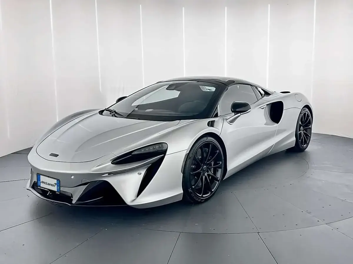 Nuova McLaren Artura 700 CV (514 kW) 2026 Argento Cabrio