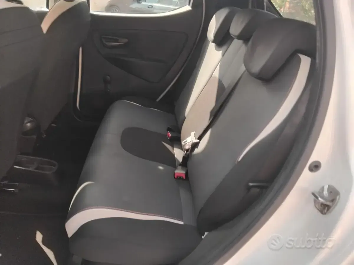 Usata Lancia Ypsilon 95 CV (69 kW) 2015 Bianco Utilitaria