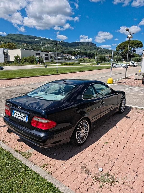 Usata Mercedes CLK320 218 CV (160 kW) 2000 Blu Coupé