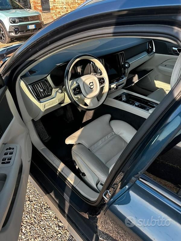 Usata Volvo V60 CC Business Edition 190 CV (139 kW) 2022 Blu Station wagon