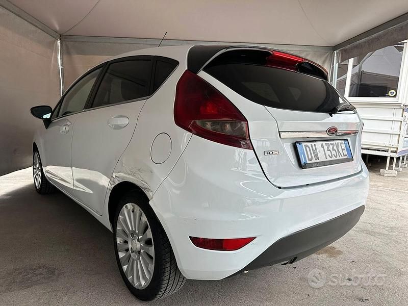 Usata Ford Fiesta Titanium 68 CV (50 kW) 2009 Bianco Utilitaria