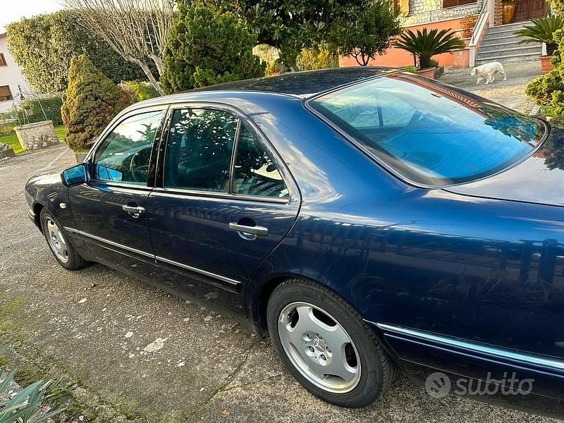 Usata Mercedes E250 Avantgarde 113 CV (83 kW) 1998 Blu Berlina
