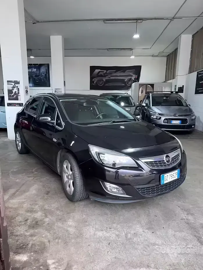 Usata Opel Astra Cosmo 160 CV (117 kW) 2010 Nero Berlina
