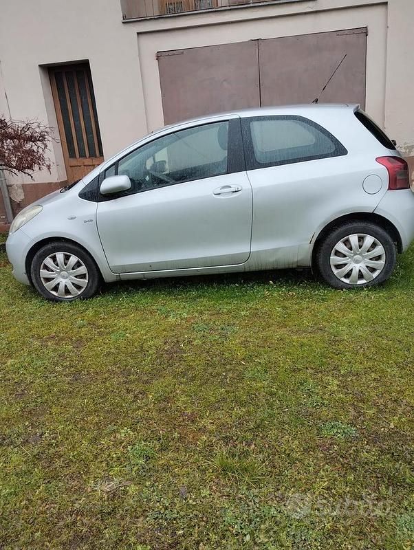 Usata Toyota Yaris 90 CV (66 kW) 2008 Grigio Utilitaria