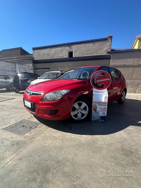 Rosso Usata 2009 Hyundai i30 Active Tre volumi | 3990 € (Buon prezzo) - Immagine 1/4