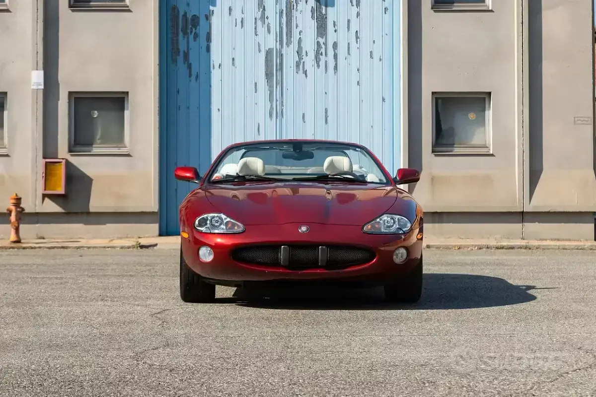 Usata Jaguar XKR 363 CV (266 kW) 2002 Rosso Cabrio