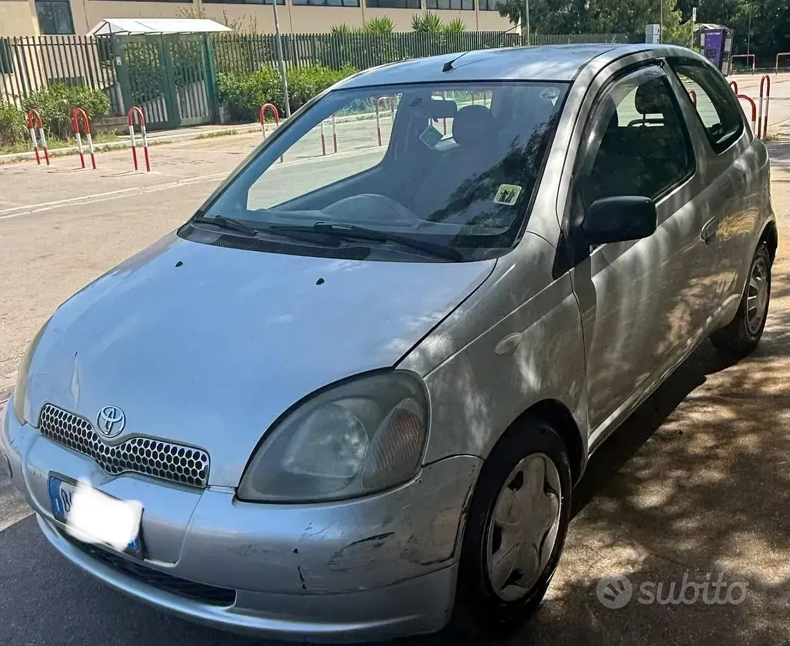 Usata Toyota Yaris 68 CV (50 kW) 2004 Grigio Berlina